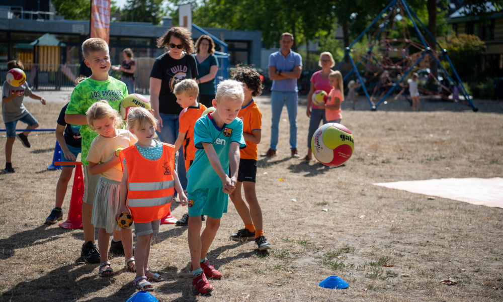 Kinderen uit de buurt mochten meedoen met de volleybalclinic.