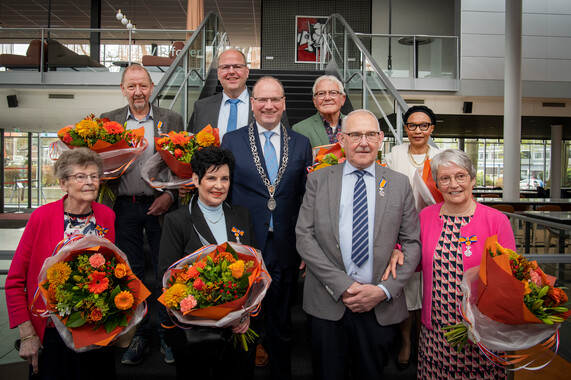 De kersverse lintjes eigenaren op de foto met Burgemeester Ton Heerts
