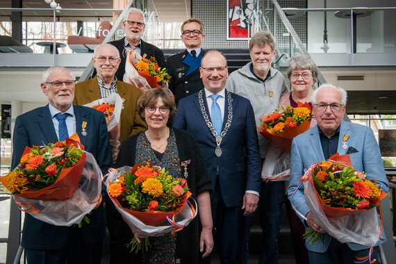 De kersverse lintjes eigenaren op de foto met burgemeester Ton Heerts