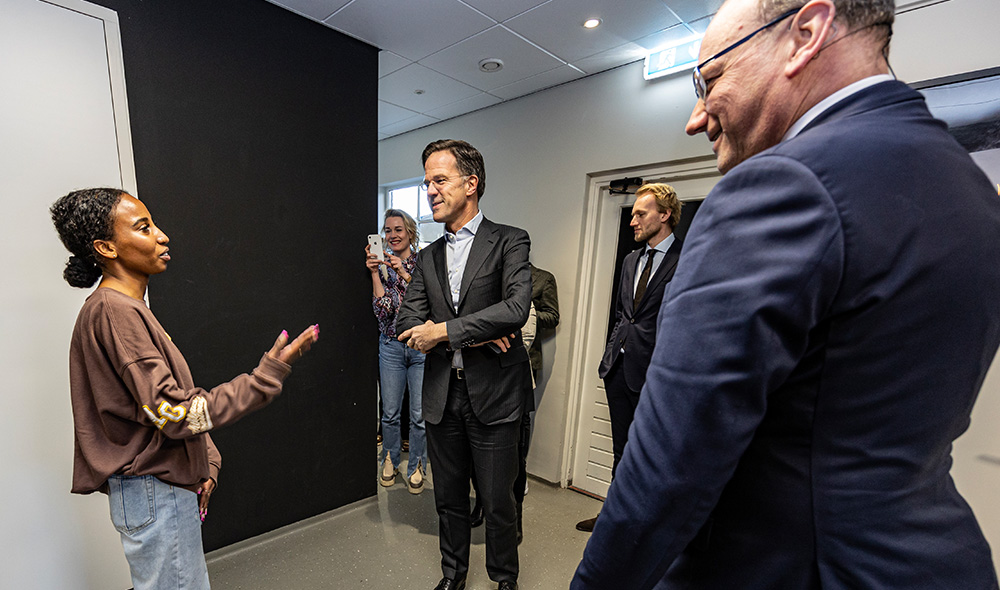 Minister-president Mark Rutte  in gesprek bij de regioconferentie