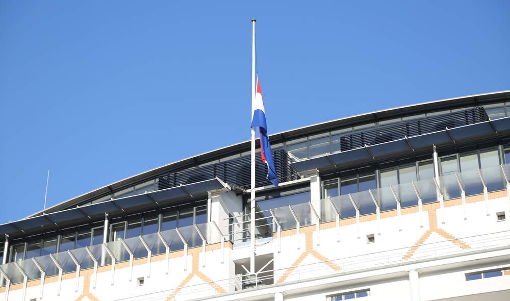 Vlag stadhuis hangt halfstok in verband met slachtoffers aardbeving Turkije en Syrië.