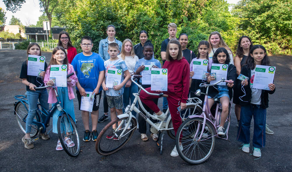 De kinderen van Wereldschool de Vlinder met hun fietscertificaat