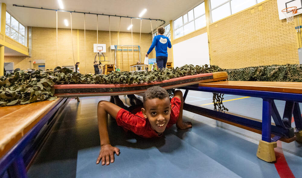 Kinderen bewegen tijdens de gymles van Sportservice