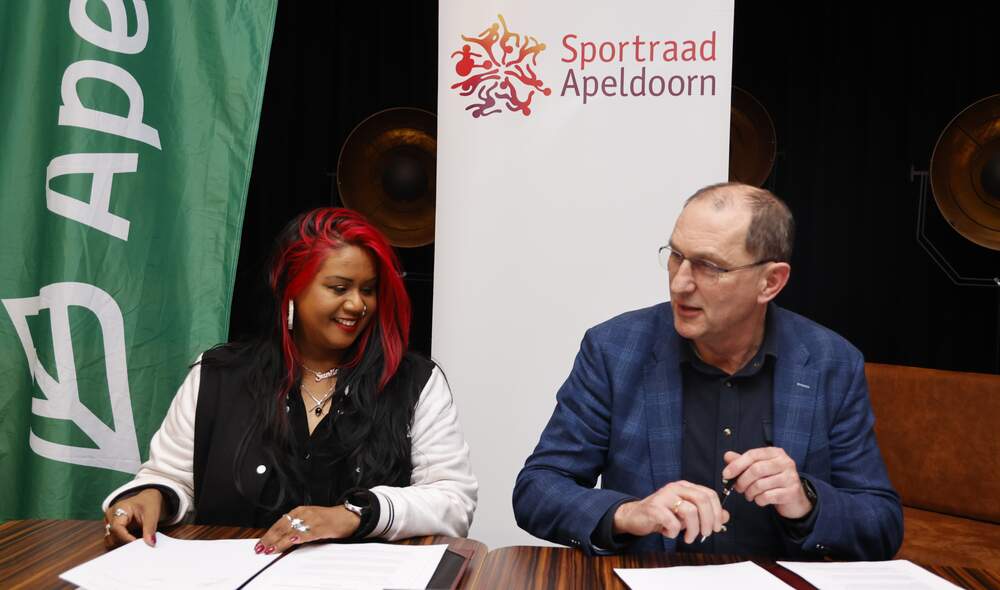 Wethouder Sunita Biharie en Henk Dijkgraaf ondertekenen nieuw convenant tussen gemeente en Sportraad.