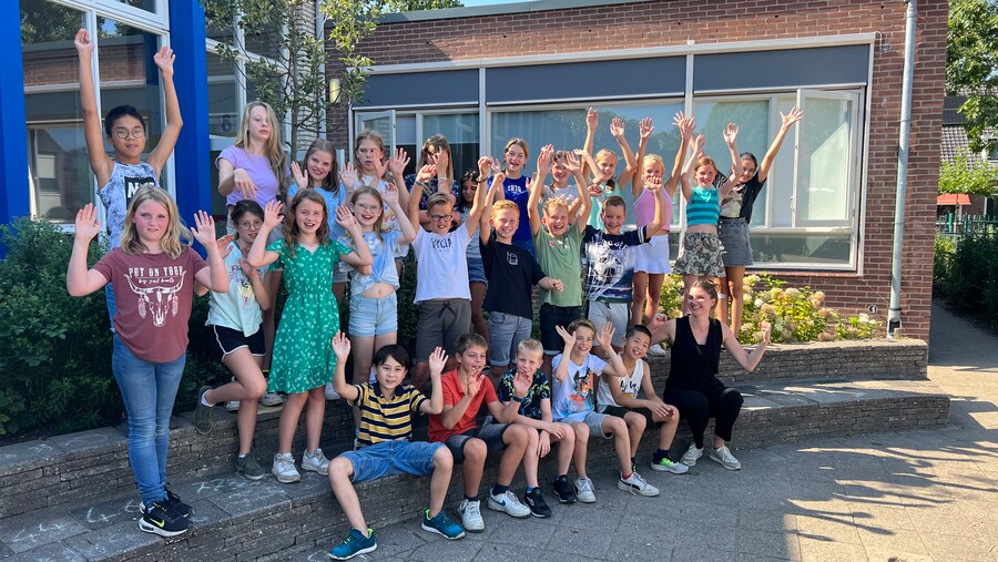 Kinderen van de Willem van Oranje school staan juichend op de foto