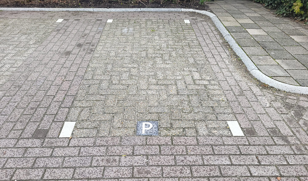 Parkeerplekken geven we aan door parkeermatjes met een afwijkende kleur en een P-tegel.