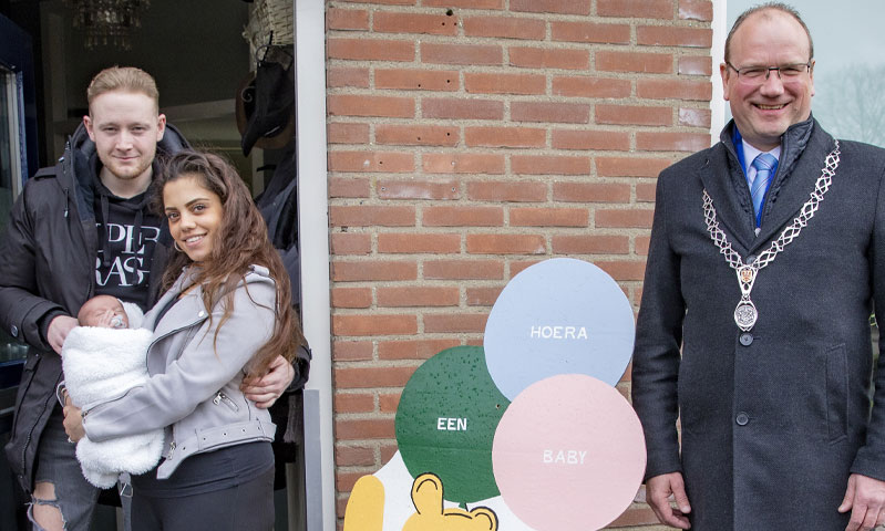 Burgemeester Ton Heerts bezoekt 165.000ste inwoner van gemeente Apeldoorn. Foto: Rob Voss