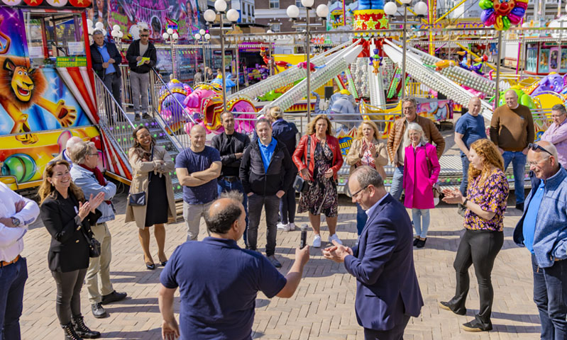 Burgemeester Ton Heerts ontvangt de kermisondernemers op het vernieuwde Marktplein.