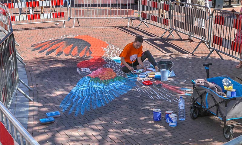 Het World Street Painting festival in de binnenstad van Apeldoorn staat in het teken van straatkunst, van kunstenaars uit de hele wereld. Foto: Peter Lous.