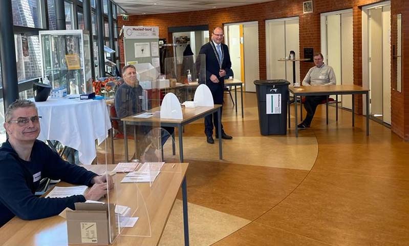 Burgemeester Ton Heerts op bezoek bij stembureau Goede Herderkerk