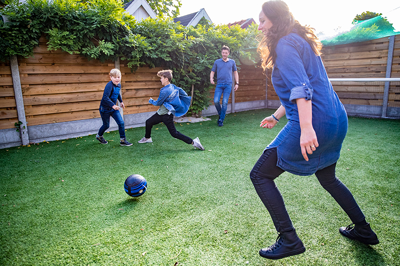 De familie Rouwenhorst voetbalt in hun achtertuin