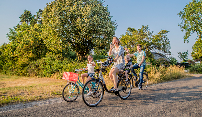 De familie op de fiets in Apeldoorn